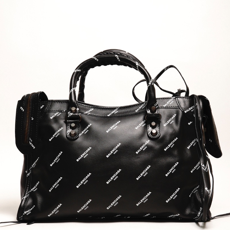 Balenciaga S City 機車包|滿版英文logo(黑色)-1