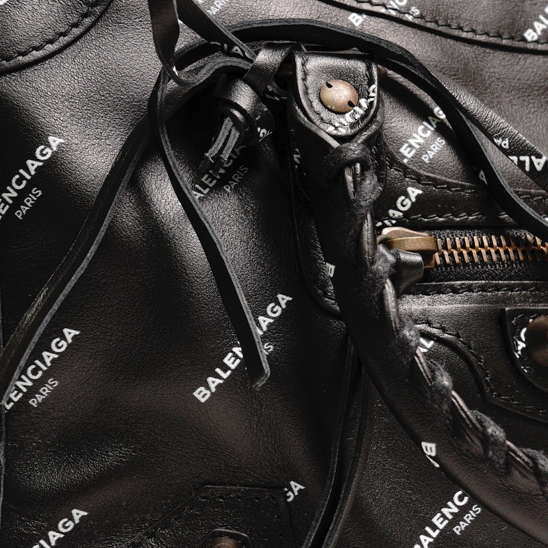 Balenciaga S City 機車包|滿版英文logo(黑色)-8