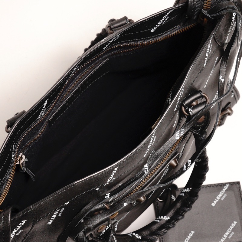 Balenciaga S City 機車包|滿版英文logo(黑色)-11