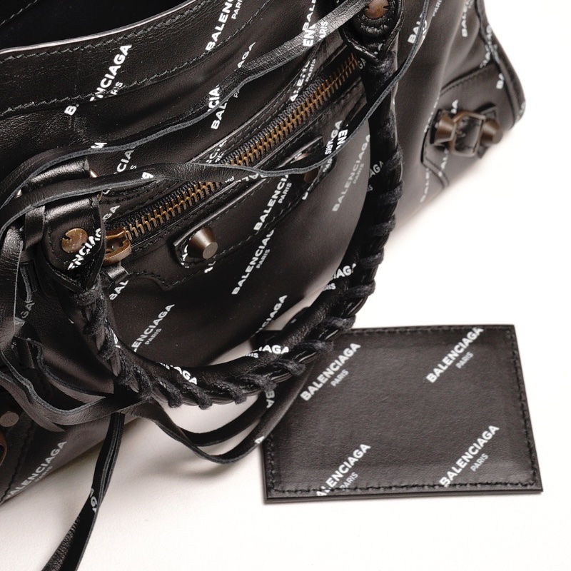 Balenciaga S City 機車包|滿版英文logo(黑色)-12