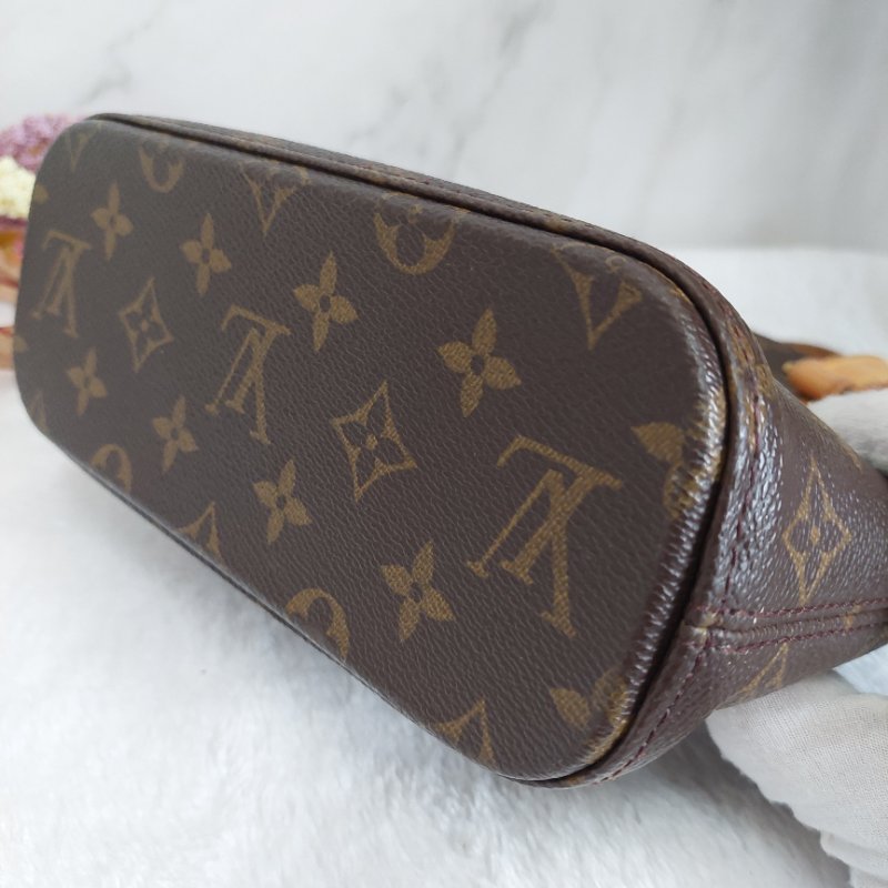 LV Vivian 🎀實品拍照🎀 薇薇安M51172(9成新)小號 菜籃子 手提包 單肩包-32