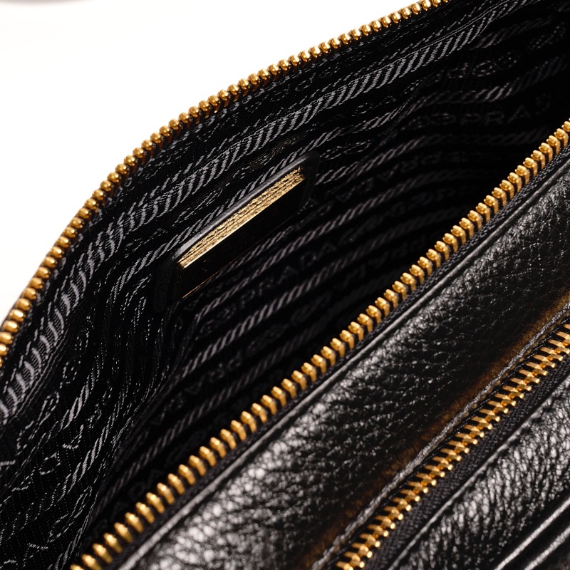 Prada黑金雙層荔紋相機包-9