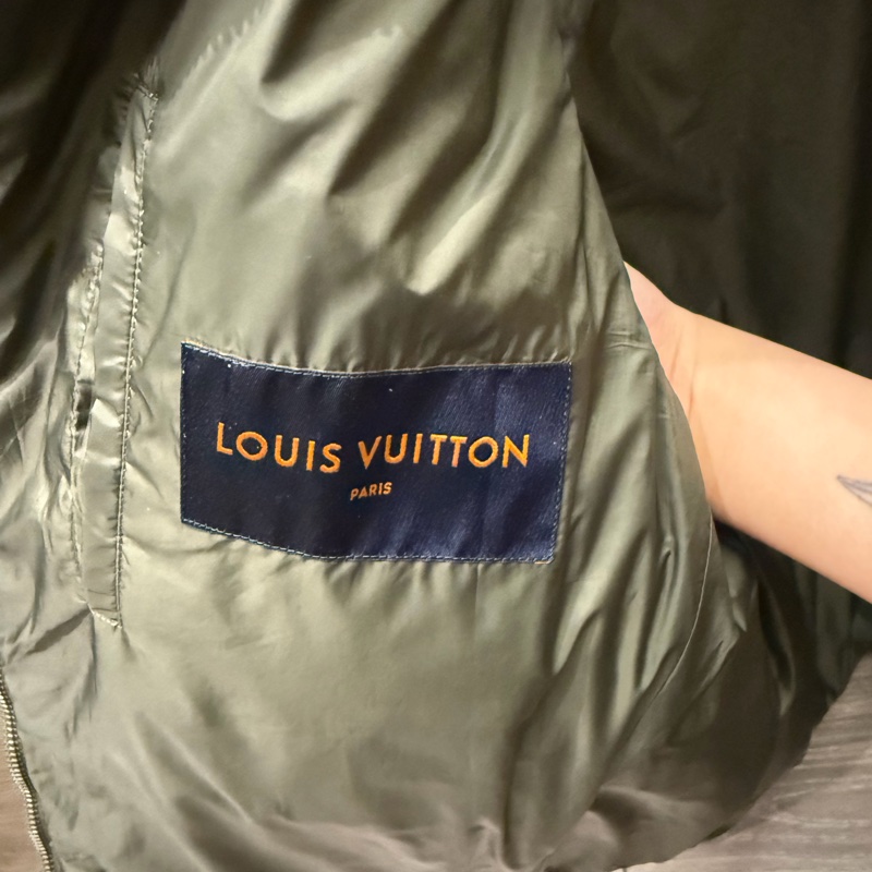 可議價✨LV男款軍綠背心-2