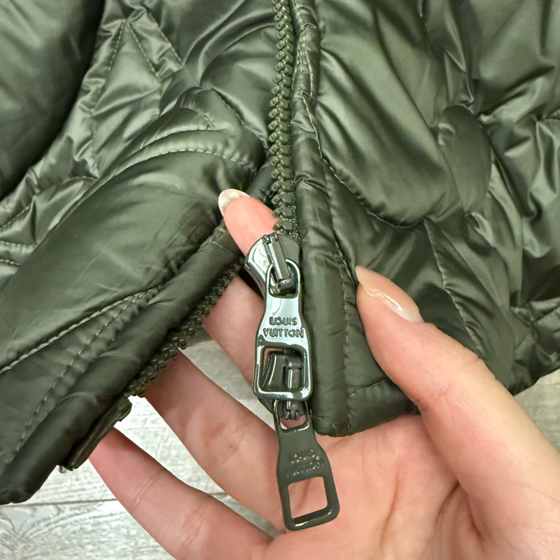 可議價✨LV男款軍綠背心-4