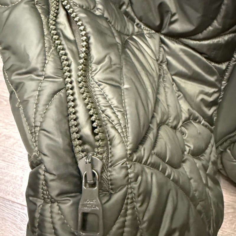 可議價✨LV男款軍綠背心-6