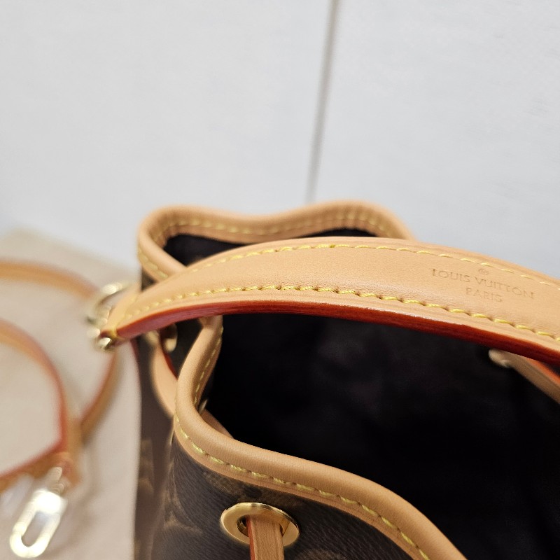 [品況新❣️] LV老花金釦NanoNoe手提斜背水桶包-13