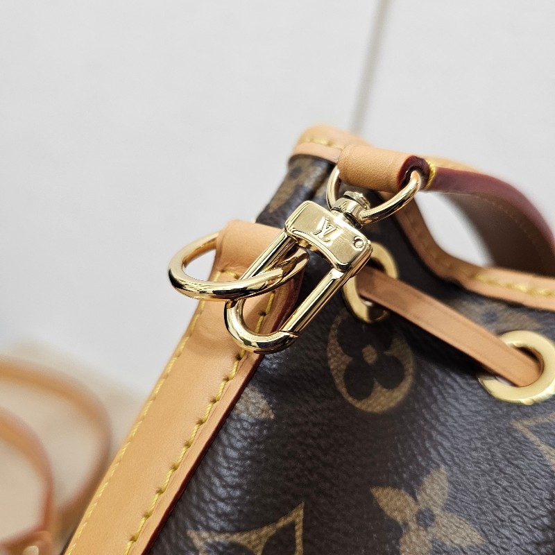 [品況新❣️] LV老花金釦NanoNoe手提斜背水桶包-15