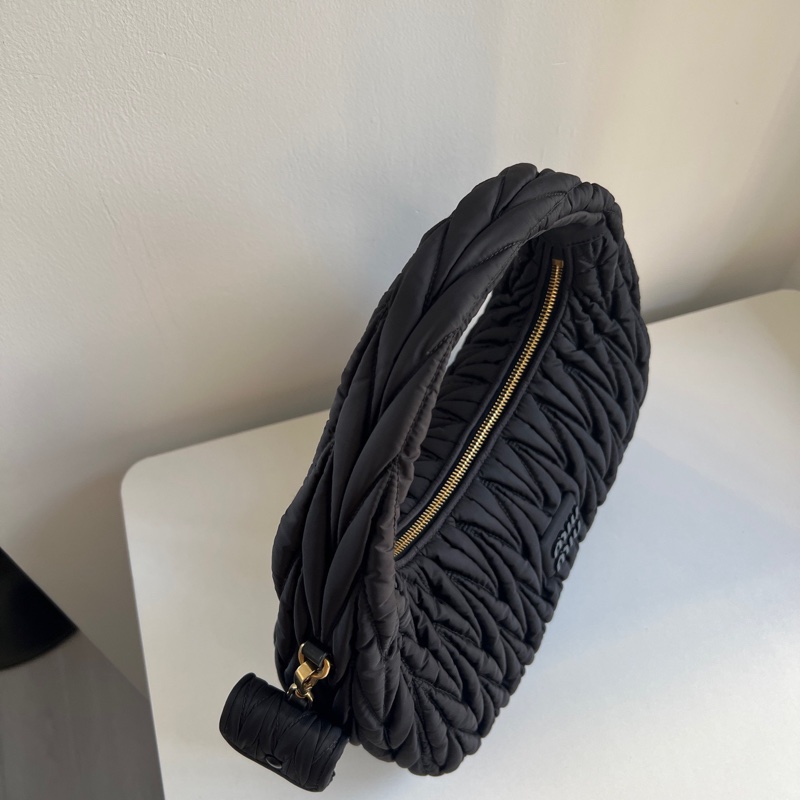 MIUMIU so black 褶皺hobo 閒置99新🔥-5