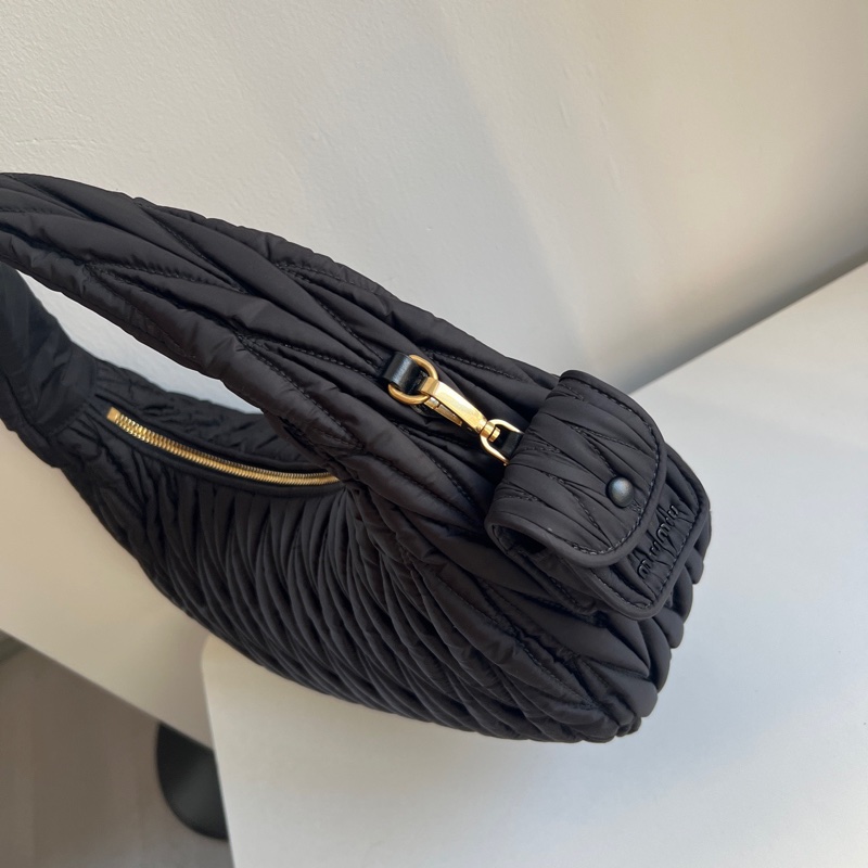 MIUMIU so black 褶皺hobo 閒置99新🔥-9