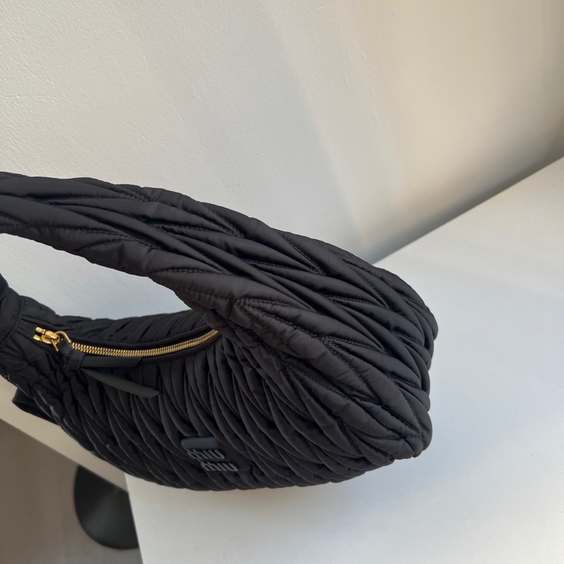 MIUMIU so black 褶皺hobo 閒置99新🔥-10