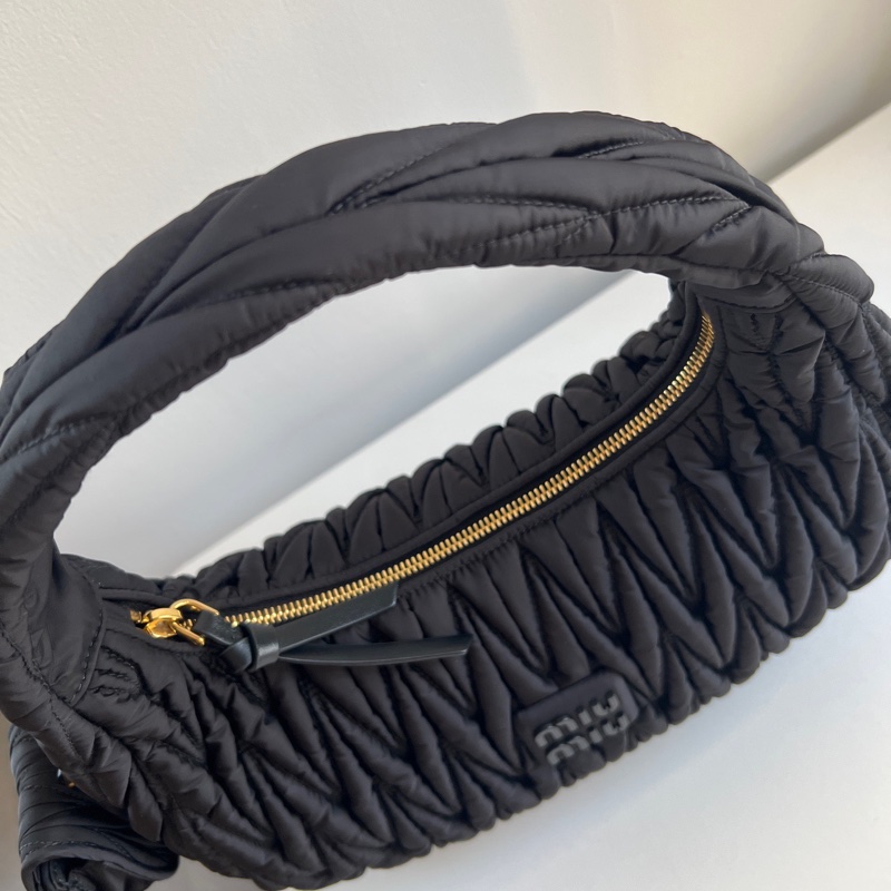 MIUMIU so black 褶皺hobo 閒置99新🔥-11