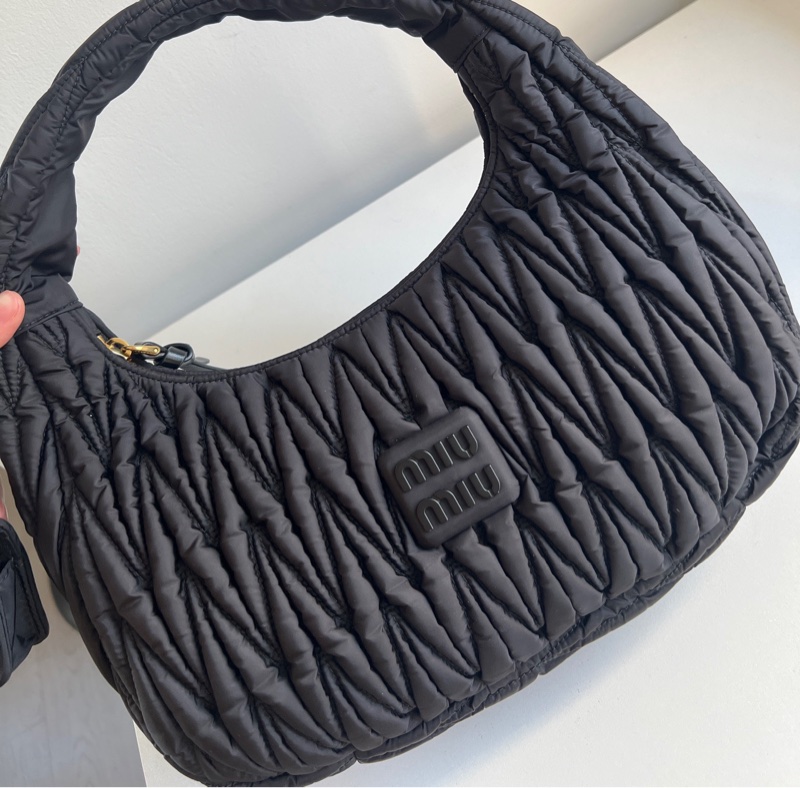 MIUMIU so black 褶皺hobo 閒置99新🔥-13