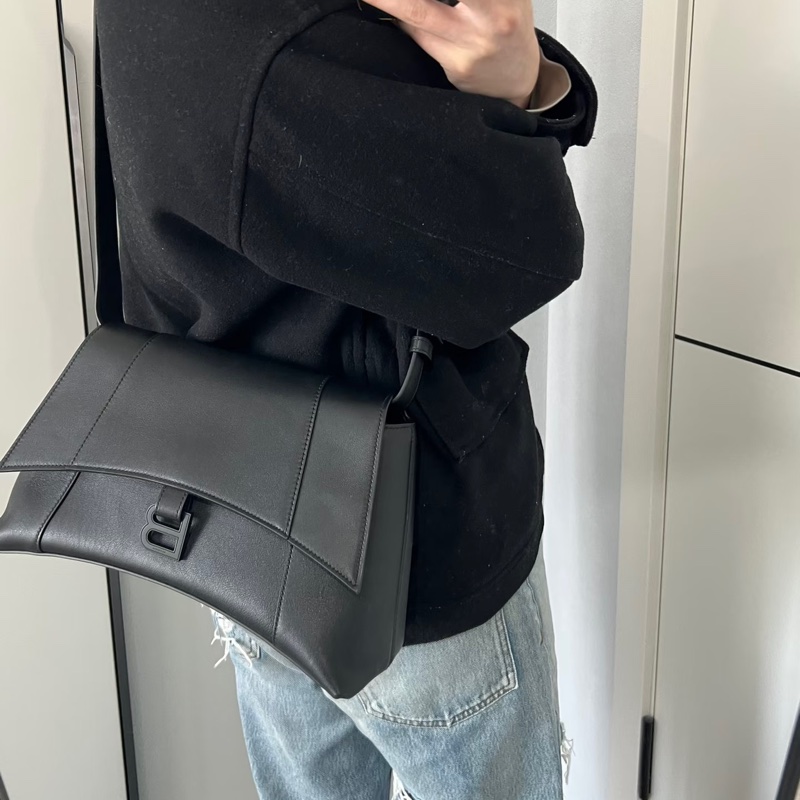 🈶台灣購證 #全網最低 #99新巴黎世家downtowm全黑斜挎沙漏包 背袋🉑調-2