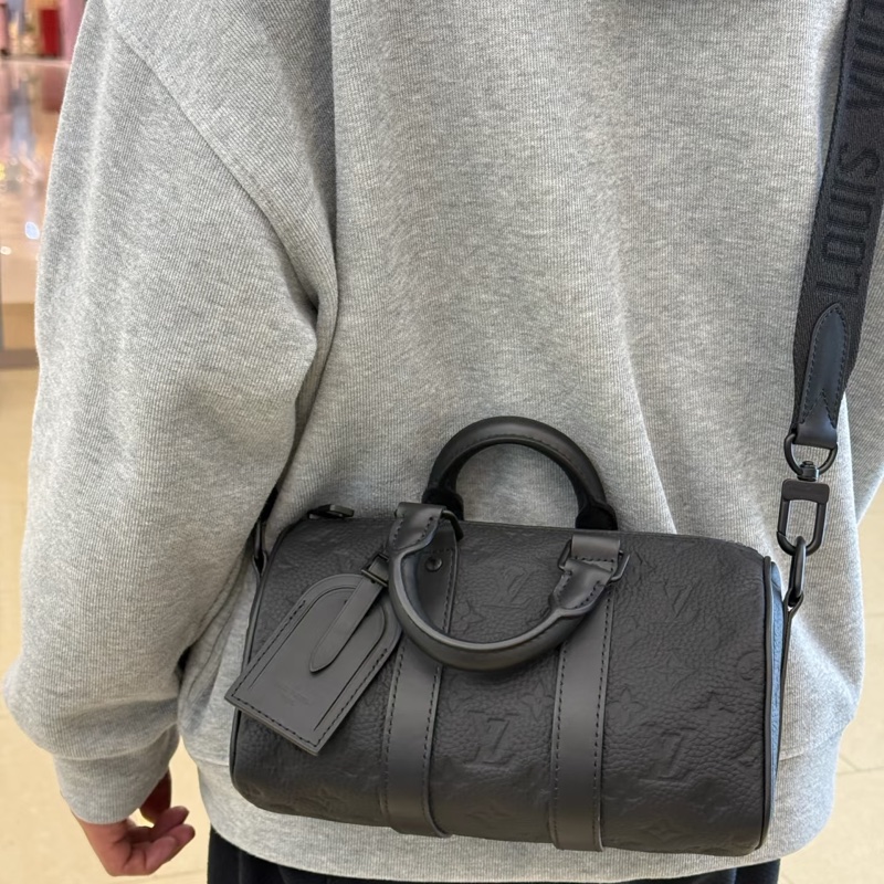 🈶購證 #全新閒置 #超爆款 Lv keepall25全黑牛皮壓紋保齡球包 芯片款-1