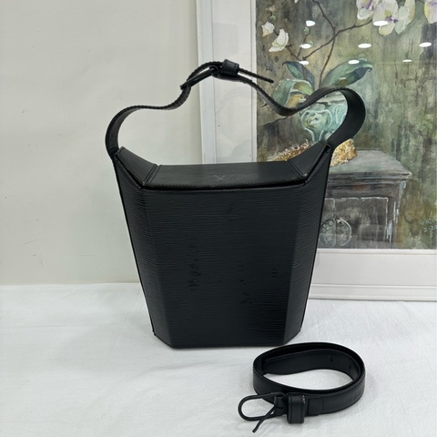 LV 路易威登 水波紋八角便當包 編碼款 外面沒什麼瑕疵，內裡口袋配皮有點老化 尺寸：19*20*10