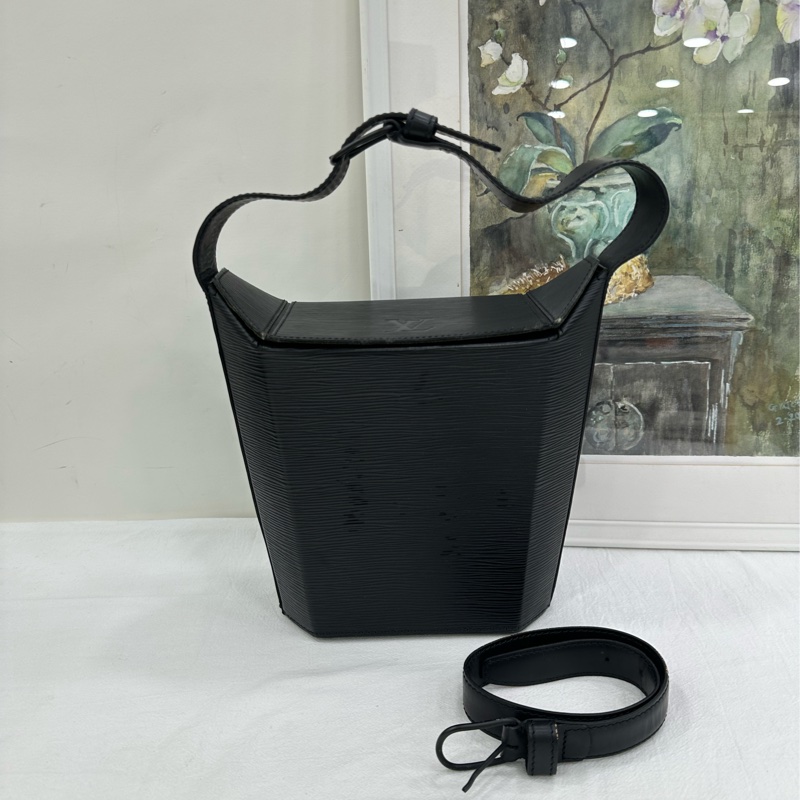 LV 路易威登 水波紋八角便當包 編碼款 外面沒什麼瑕疵,內裡口袋配皮有點老化 尺寸:19*20*10-0