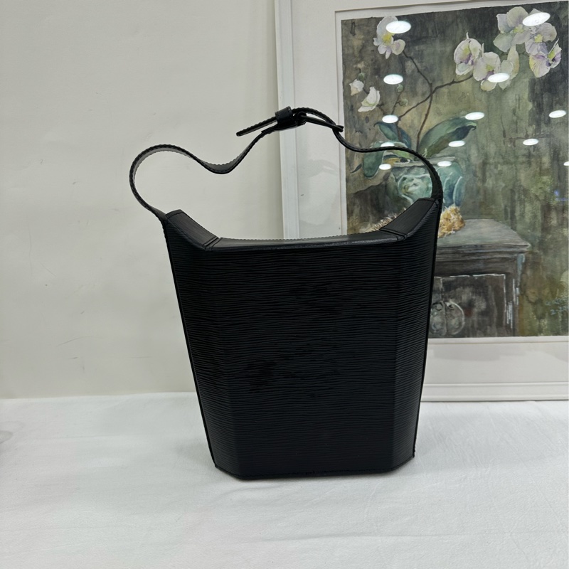 LV 路易威登 水波紋八角便當包 編碼款 外面沒什麼瑕疵,內裡口袋配皮有點老化 尺寸:19*20*10-2