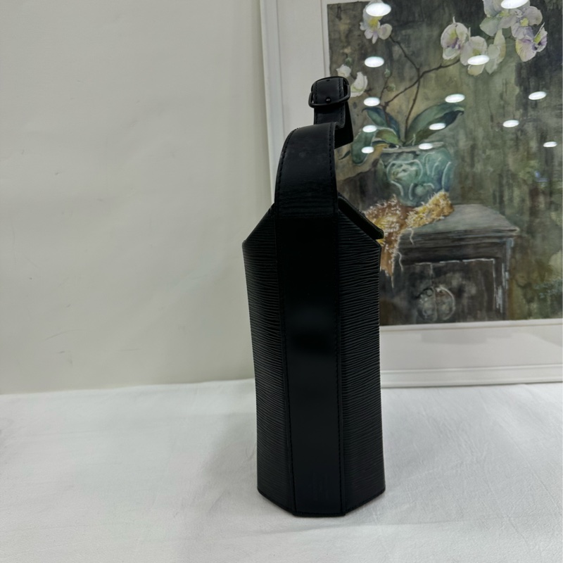 LV 路易威登 水波紋八角便當包 編碼款 外面沒什麼瑕疵,內裡口袋配皮有點老化 尺寸:19*20*10-3