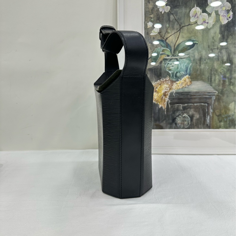 LV 路易威登 水波紋八角便當包 編碼款 外面沒什麼瑕疵,內裡口袋配皮有點老化 尺寸:19*20*10-4