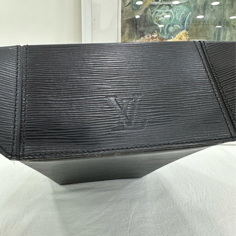 LV 路易威登 水波紋八角便當包 編碼款 外面沒什麼瑕疵,內裡口袋配皮有點老化 尺寸:19*20*10-5