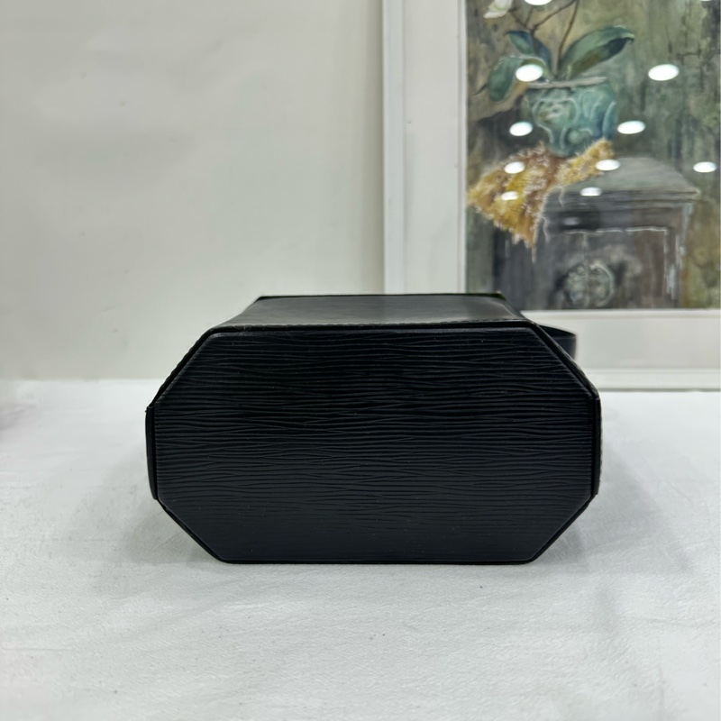 LV 路易威登 水波紋八角便當包 編碼款 外面沒什麼瑕疵,內裡口袋配皮有點老化 尺寸:19*20*10-6