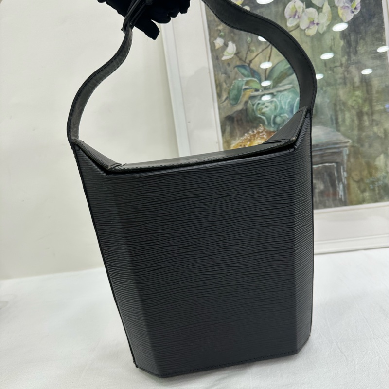 LV 路易威登 水波紋八角便當包 編碼款 外面沒什麼瑕疵,內裡口袋配皮有點老化 尺寸:19*20*10-8