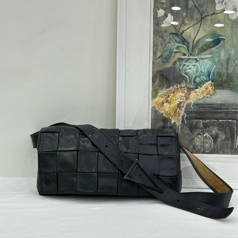 BV 葆蝶家 21格橫版 單肩包，黑銀油蠟皮，七格編織cassette，子母包，肩帶可調節，井柏然同款，超帥！ 28.5*13.5*4，內有子袋手包