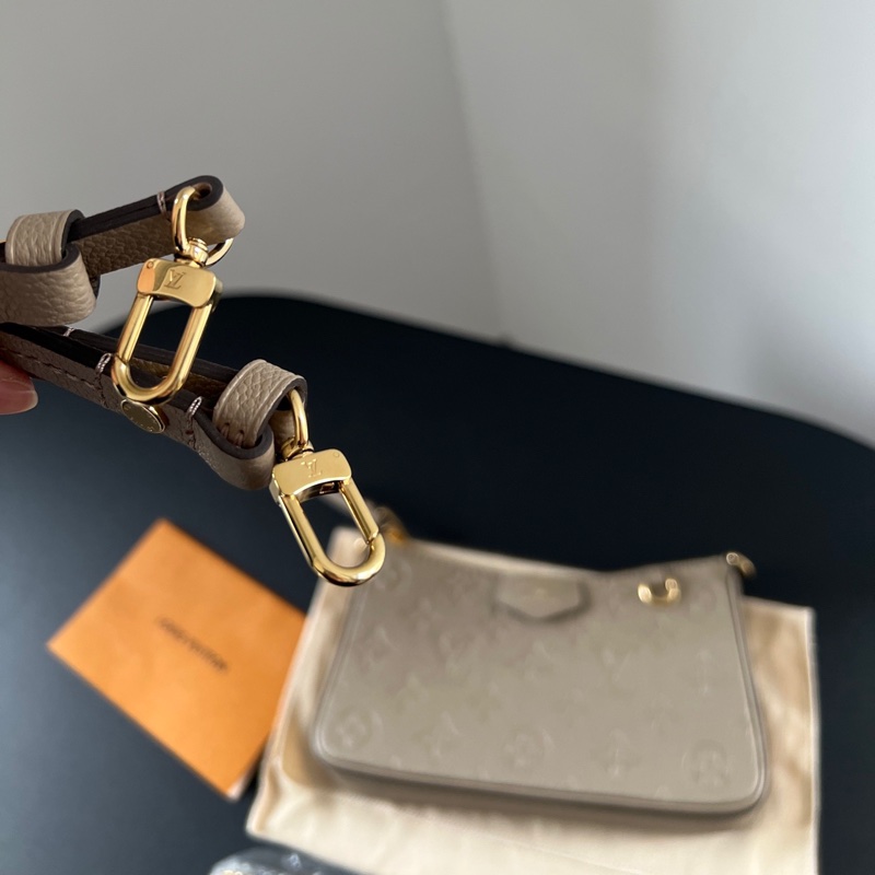 LV easy pouch大象灰麻將包 99新 24年購證 晶片款 🔥-9