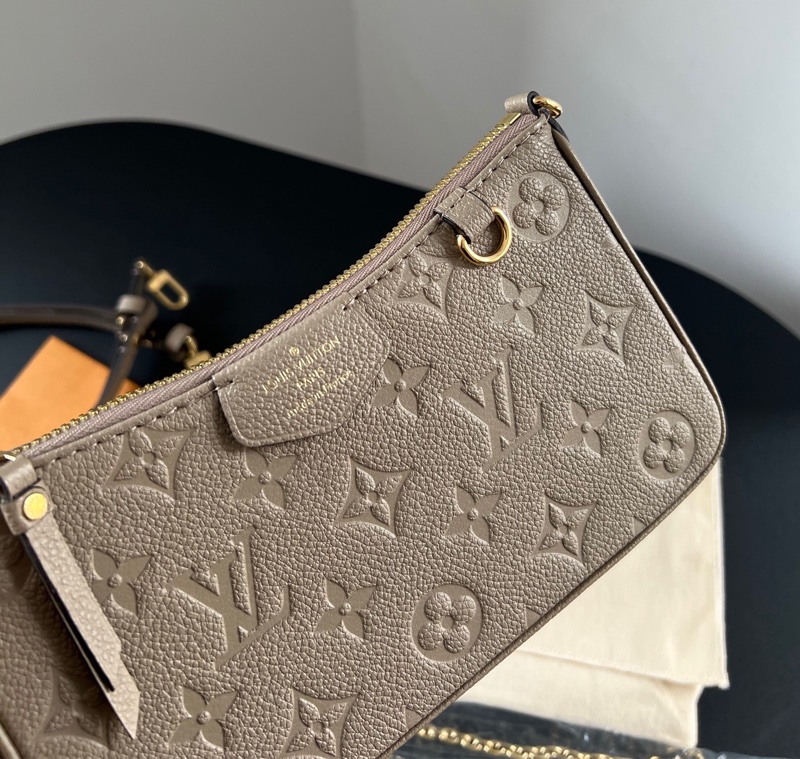 LV easy pouch大象灰麻將包 99新 24年購證 晶片款 🔥-11