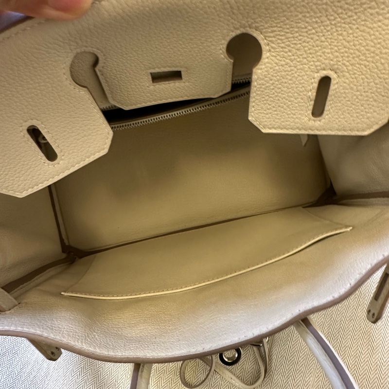 📍新到 Hermes Birkin25 togo皮 奶昔白銀扣 Z刻 專櫃奶昔白超難等!輕微使用痕跡,成色極新,-7