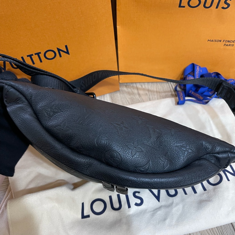 Lv新款壓紋牛皮腰包(台灣專櫃貨/專櫃明細配件都齊全)-2