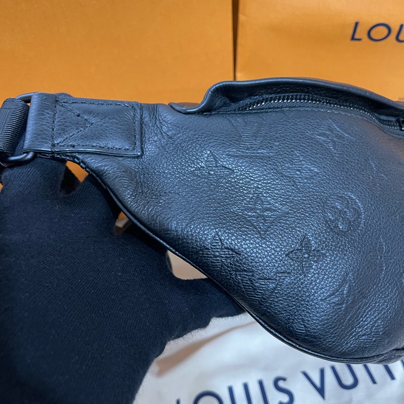 Lv新款壓紋牛皮腰包(台灣專櫃貨/專櫃明細配件都齊全)-3