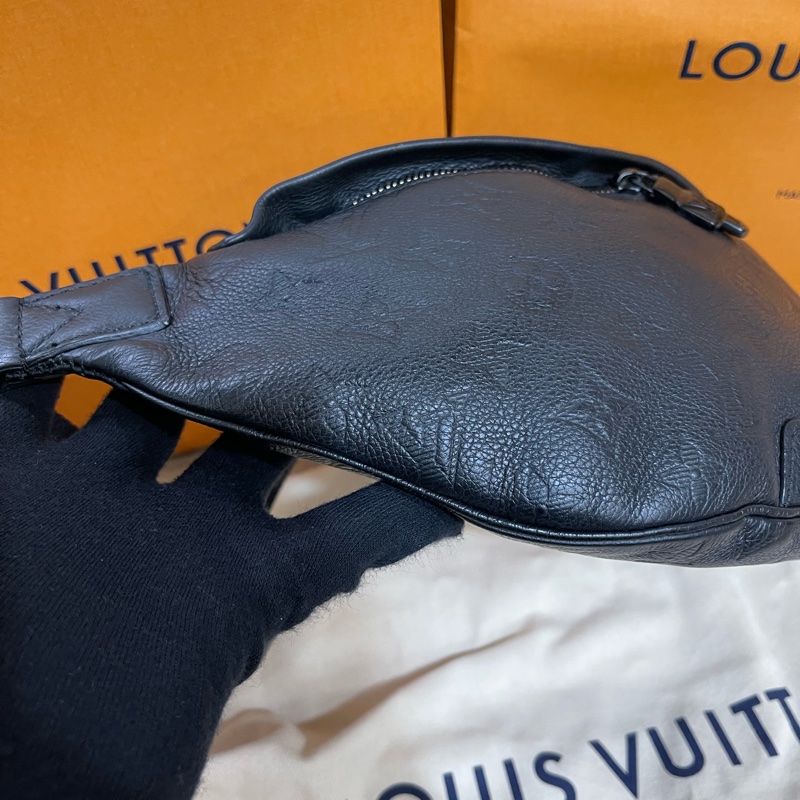 Lv新款壓紋牛皮腰包(台灣專櫃貨/專櫃明細配件都齊全)-4