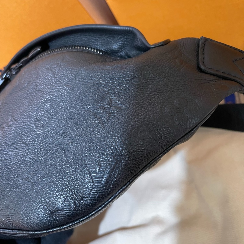 Lv新款壓紋牛皮腰包(台灣專櫃貨/專櫃明細配件都齊全)-6