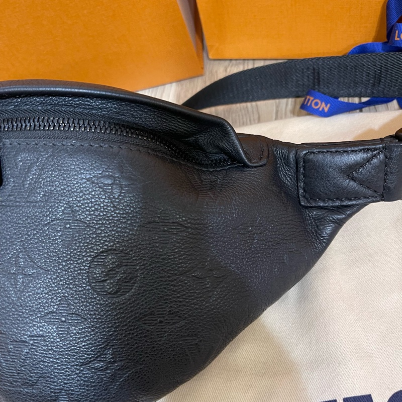 Lv新款壓紋牛皮腰包(台灣專櫃貨/專櫃明細配件都齊全)-7