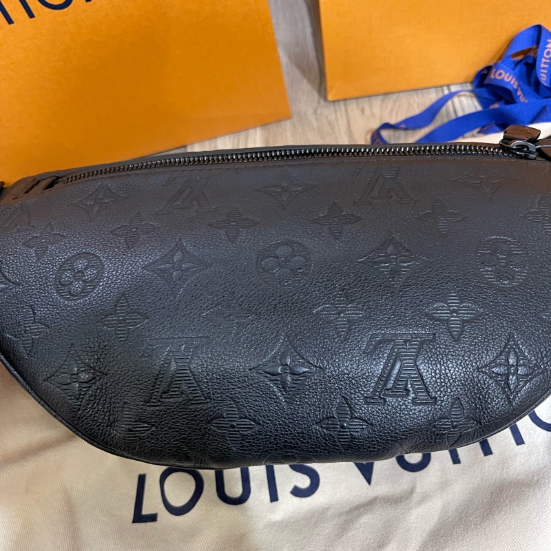 Lv新款壓紋牛皮腰包(台灣專櫃貨/專櫃明細配件都齊全)-11