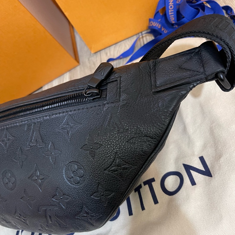 Lv新款壓紋牛皮腰包(台灣專櫃貨/專櫃明細配件都齊全)-12