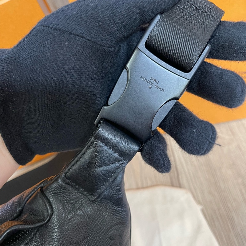 Lv新款壓紋牛皮腰包(台灣專櫃貨/專櫃明細配件都齊全)-14