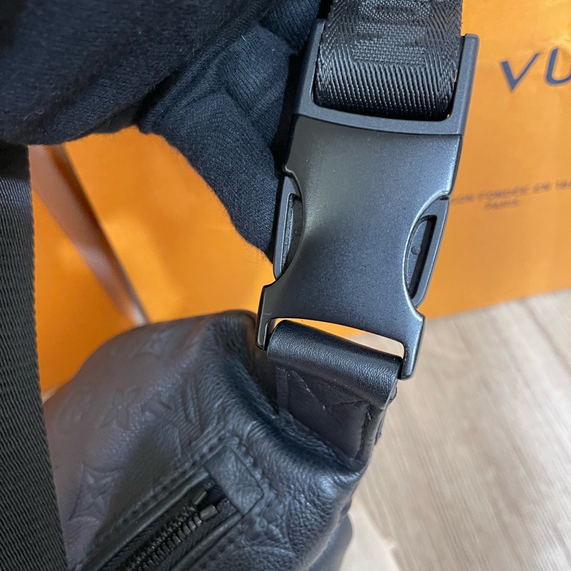 Lv新款壓紋牛皮腰包(台灣專櫃貨/專櫃明細配件都齊全)-15