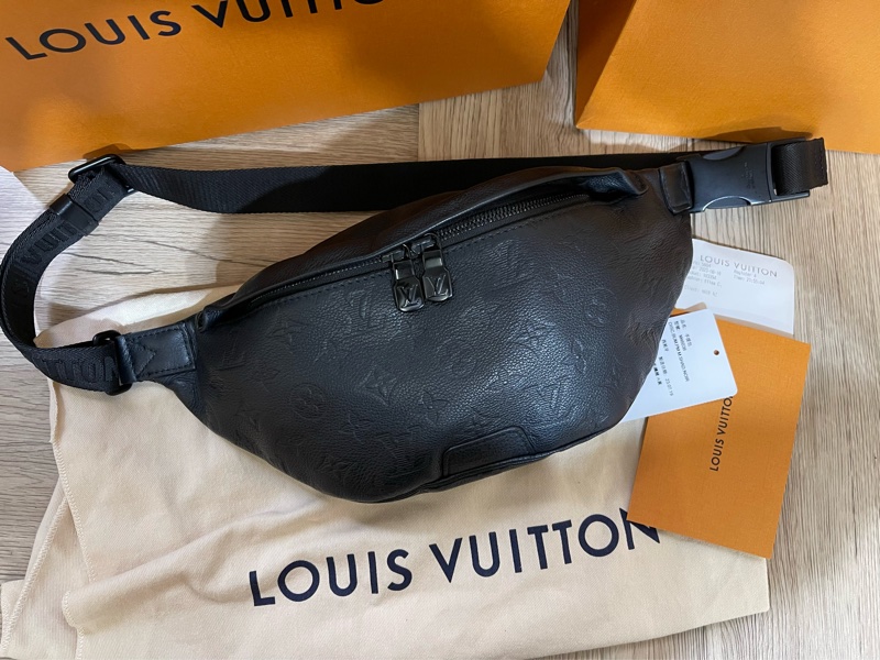 Lv新款壓紋牛皮腰包(台灣專櫃貨/專櫃明細配件都齊全)-16