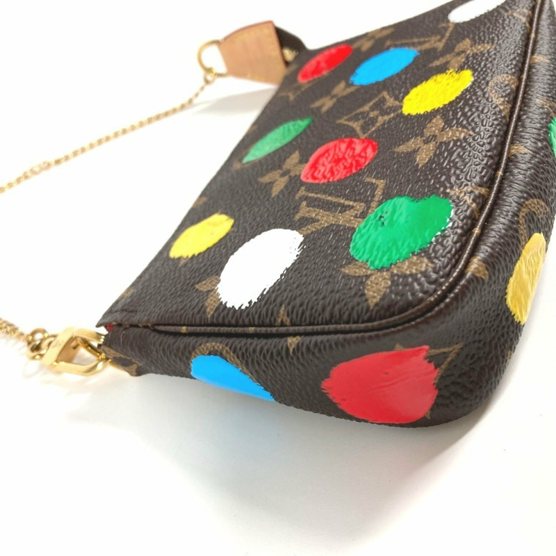 路易威登 M81866 Monogram 帆布迷你手拿包,由草間彌生與路易威登聯名打造。這款手拿包採用帆布鏈條,棕色,近乎全新。-1