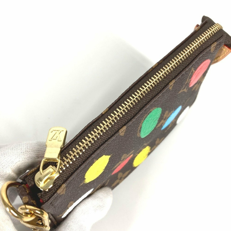 路易威登 M81866 Monogram 帆布迷你手拿包,由草間彌生與路易威登聯名打造。這款手拿包採用帆布鏈條,棕色,近乎全新。-7