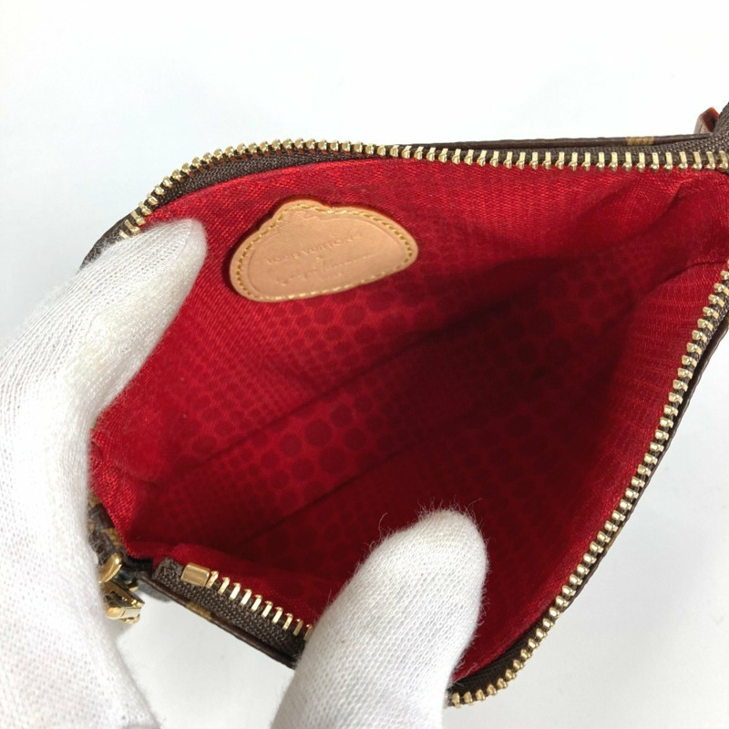 路易威登 M81866 Monogram 帆布迷你手拿包,由草間彌生與路易威登聯名打造。這款手拿包採用帆布鏈條,棕色,近乎全新。-8