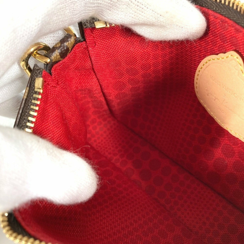 路易威登 M81866 Monogram 帆布迷你手拿包,由草間彌生與路易威登聯名打造。這款手拿包採用帆布鏈條,棕色,近乎全新。-10