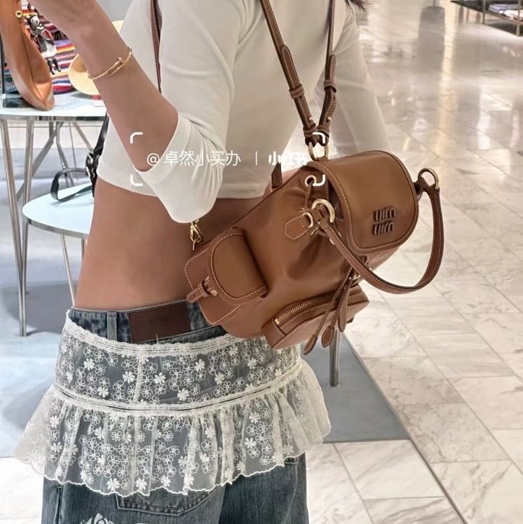 2025 新品Miu Miu 皮革背囊干邑色-3