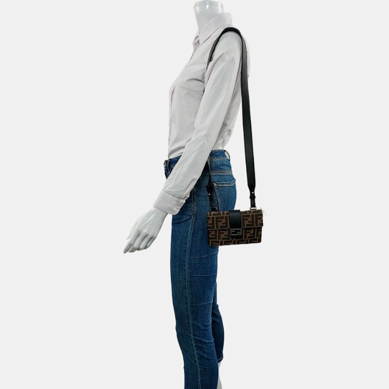 FENDI Baguette 棕色帆布鉚釘斜背包 銀色五金 可拆卸肩帶-1