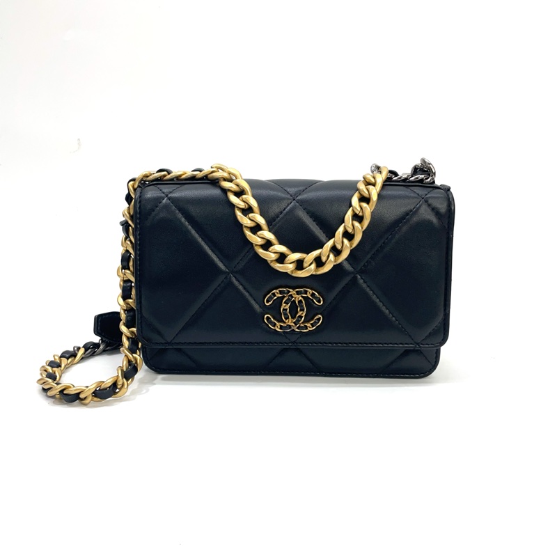 Chanel 黑羊皮霧金釦19斜背 Woc-0