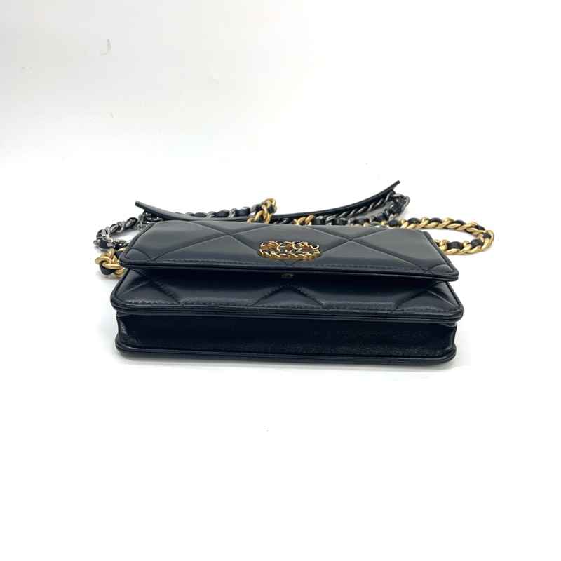 Chanel 黑羊皮霧金釦19斜背 Woc-4