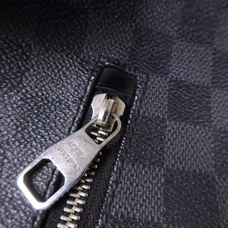 LOUIS VUITTON Damier Graphite Mick GM銀扣肩背袋-11