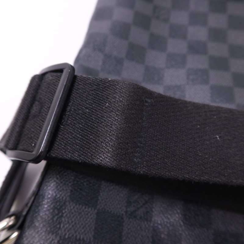 LOUIS VUITTON Damier Graphite Mick GM銀扣肩背袋-16